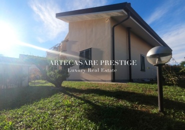 villa - giardino - ampi spazzi - cucina abitabile - 2 bagni - 